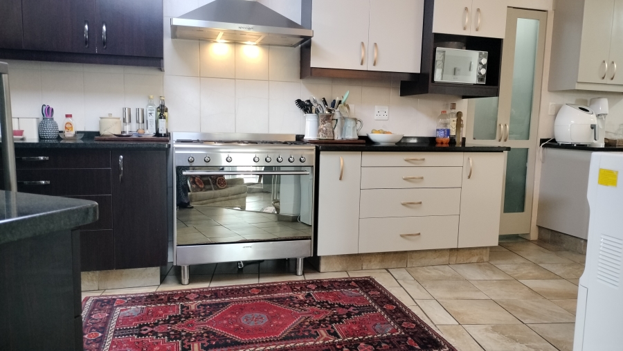 5 Bedroom Property for Sale in Fraaiuitsig Western Cape